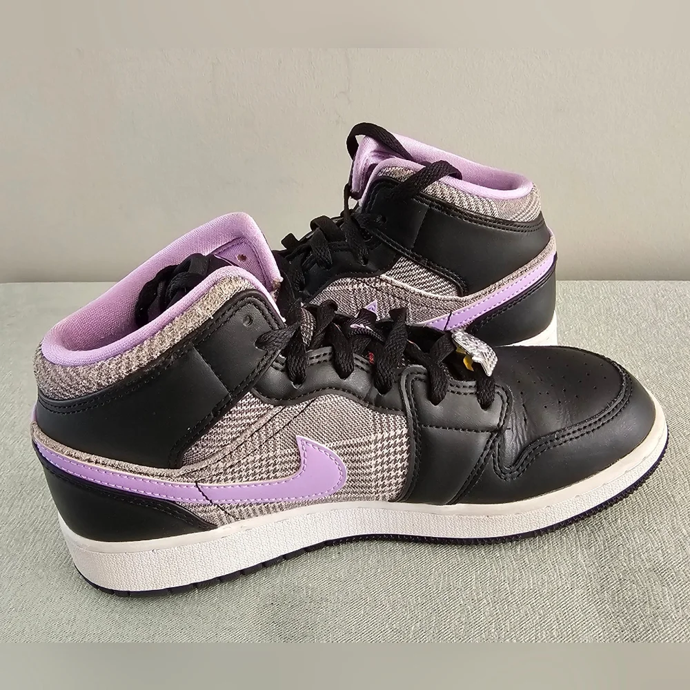 NIKE Air Jordan 1 Mid SE GS Houndstooth & Lilac Youth Sneakers - Picture 6 of 8